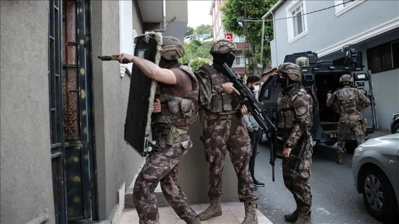 4 ilde kırmızı bültenli elebaşlarına şafak baskını! 107 gözaltı