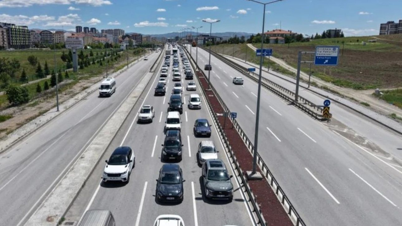 43 ilin geçiş noktası kilitlendi! Kırıkkale'de bayram dönüşü kuyruğu havadan görüntülendi