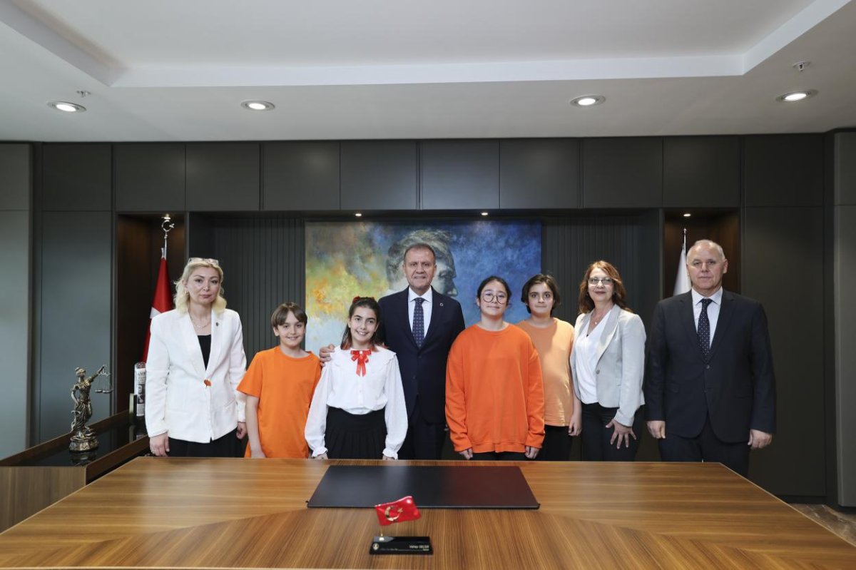 Başkan Seçer Koltuğunu Öğrencilere Devretti 