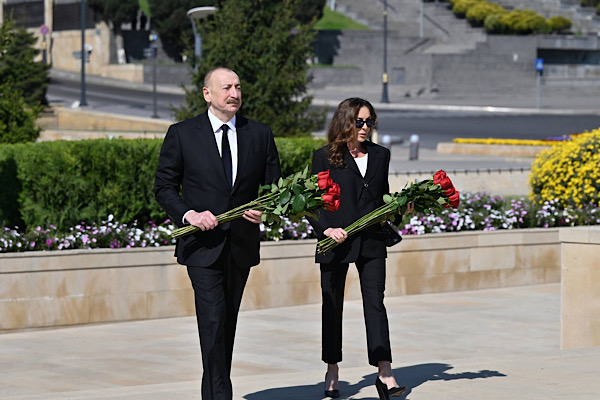 Aliyev, Azerbaycanlı çocukların anısına saygı duruşunda bulundu