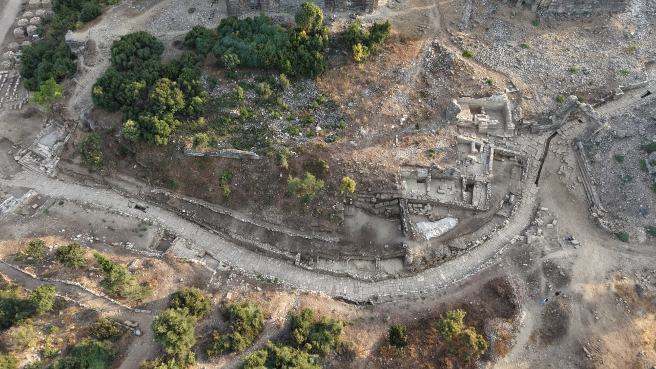 Aspendos Antik Kenti'nde 2 bin yıllık tiyatro caddesi gün yüzüne çıkarıldı