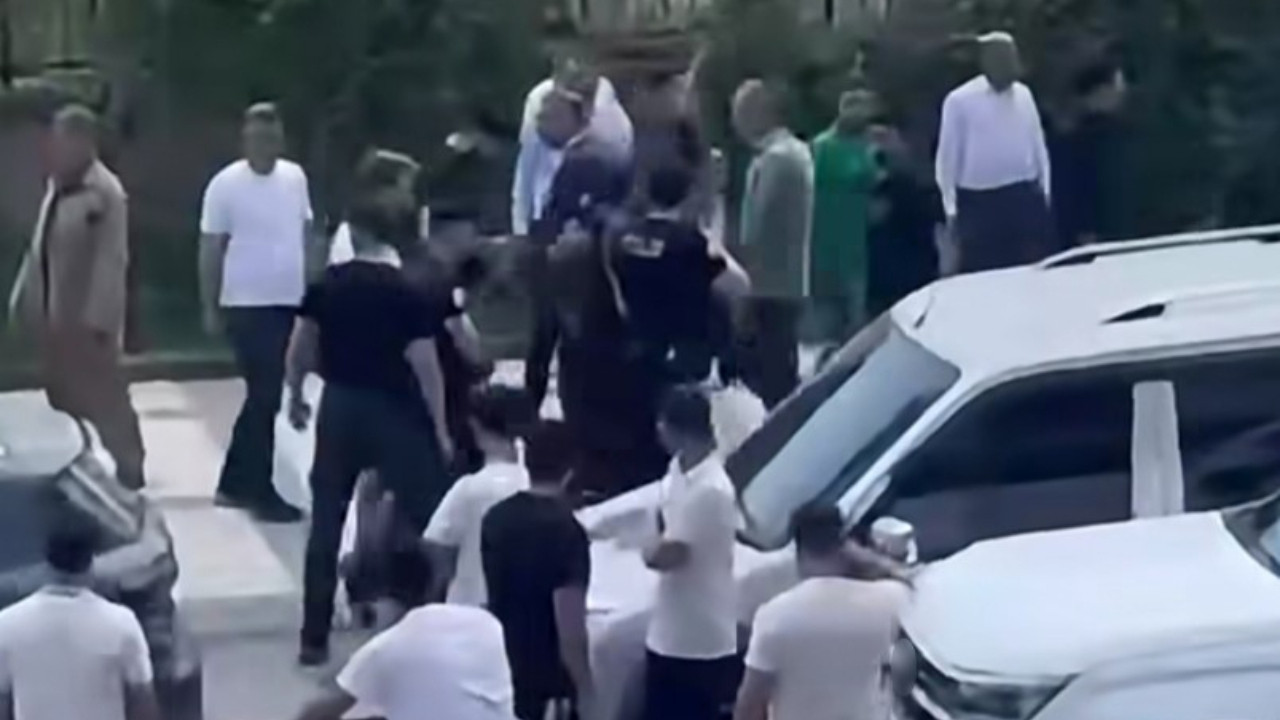 Bayram arifesinde mahalle savaş alanına döndü: Akrabaların kanlı arazi kavgasına çevik kuvvet müdahale etti!