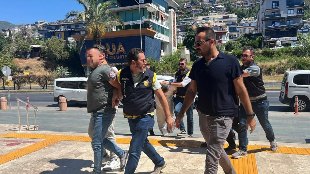 Cadde ortasında dehşet! Husumetlisine kurşun yağdırıp arkadaşlarıyla kaçtı