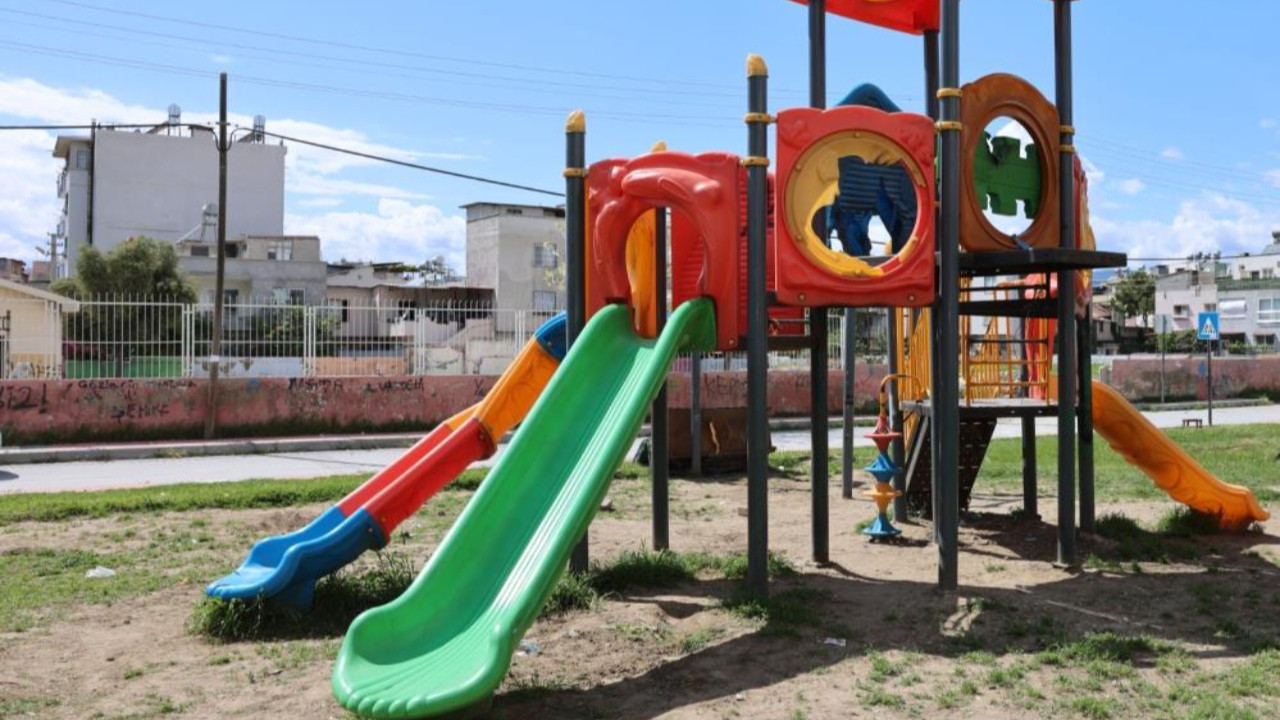 Mersin Akdeniz İlçesi'nde Oyun Parkını Ateşe Verdiler