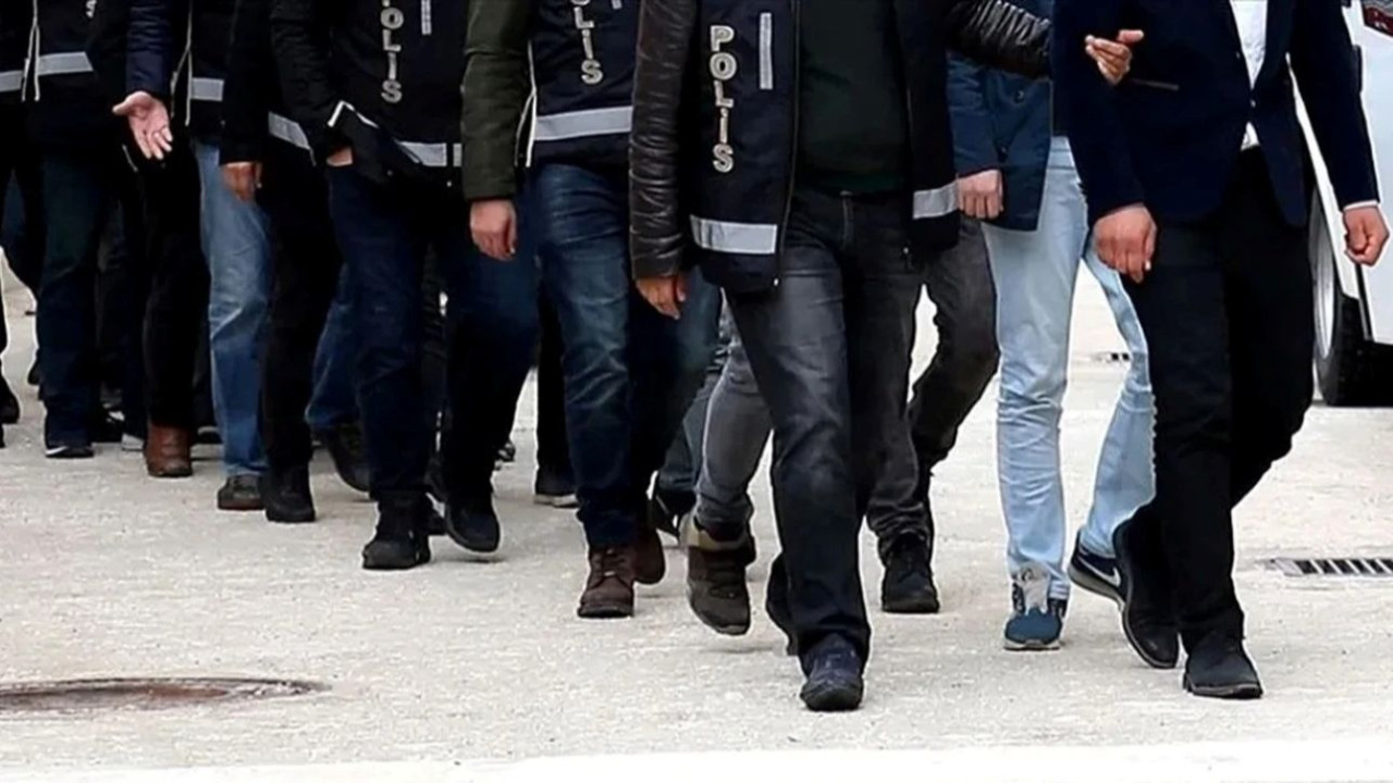 Emniyet şafak vakti hücre evlerini bastı! Kocaeli'deki operasyonda silah ve dijital veriler ele geçirildi