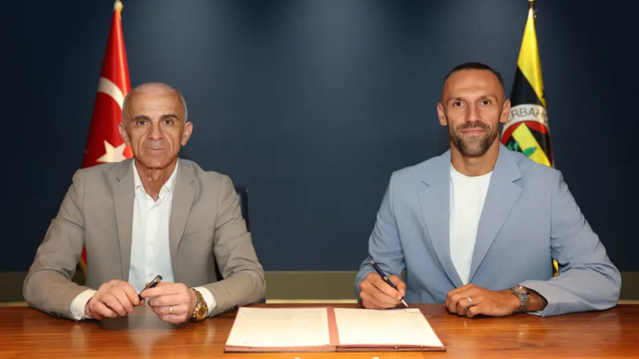 Fenerbahçe'de beklenen imza atıldı: Vedat Muriqi ile 3 yıllık sözleşme