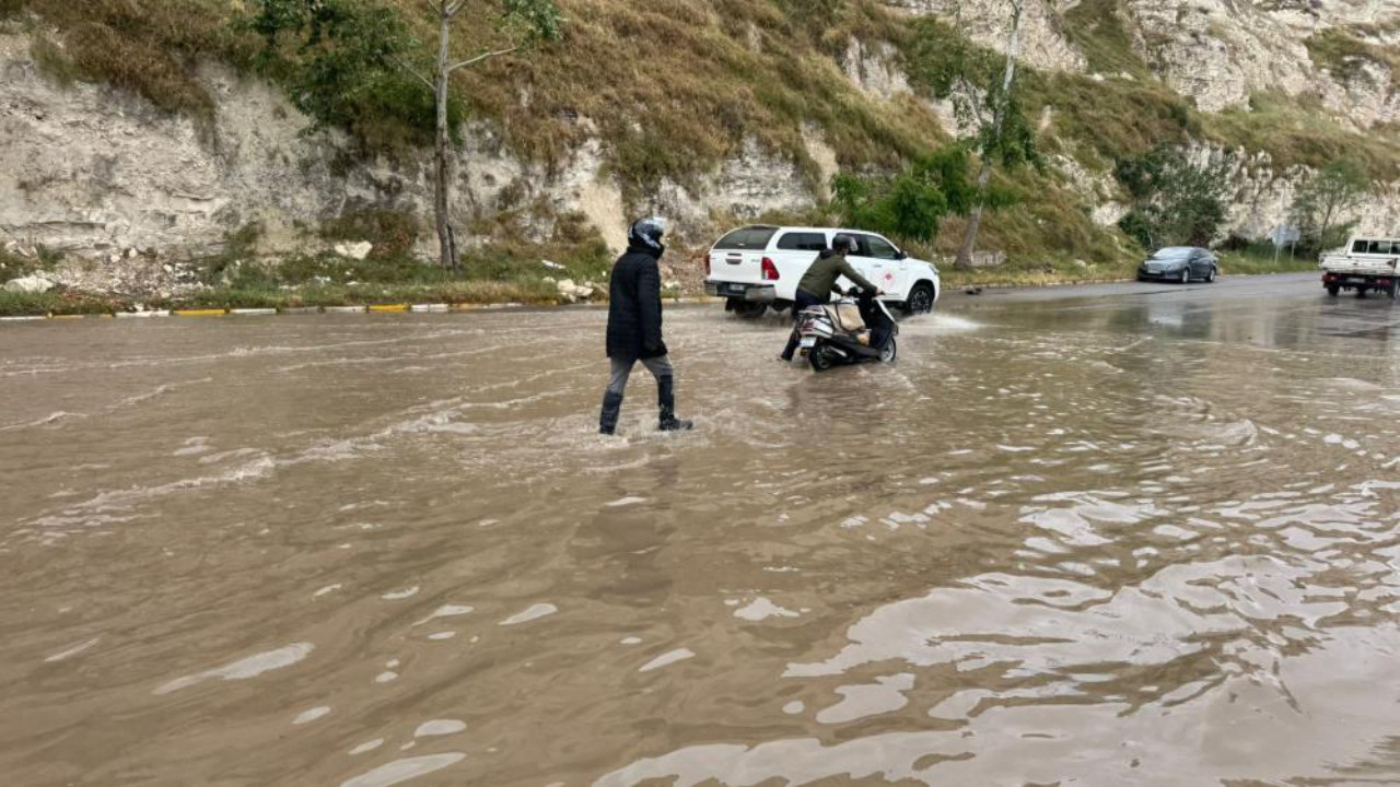 Fırat Nehri taştı! Baraj kapakları açıldı, yolları ve iş yerlerini su bastı