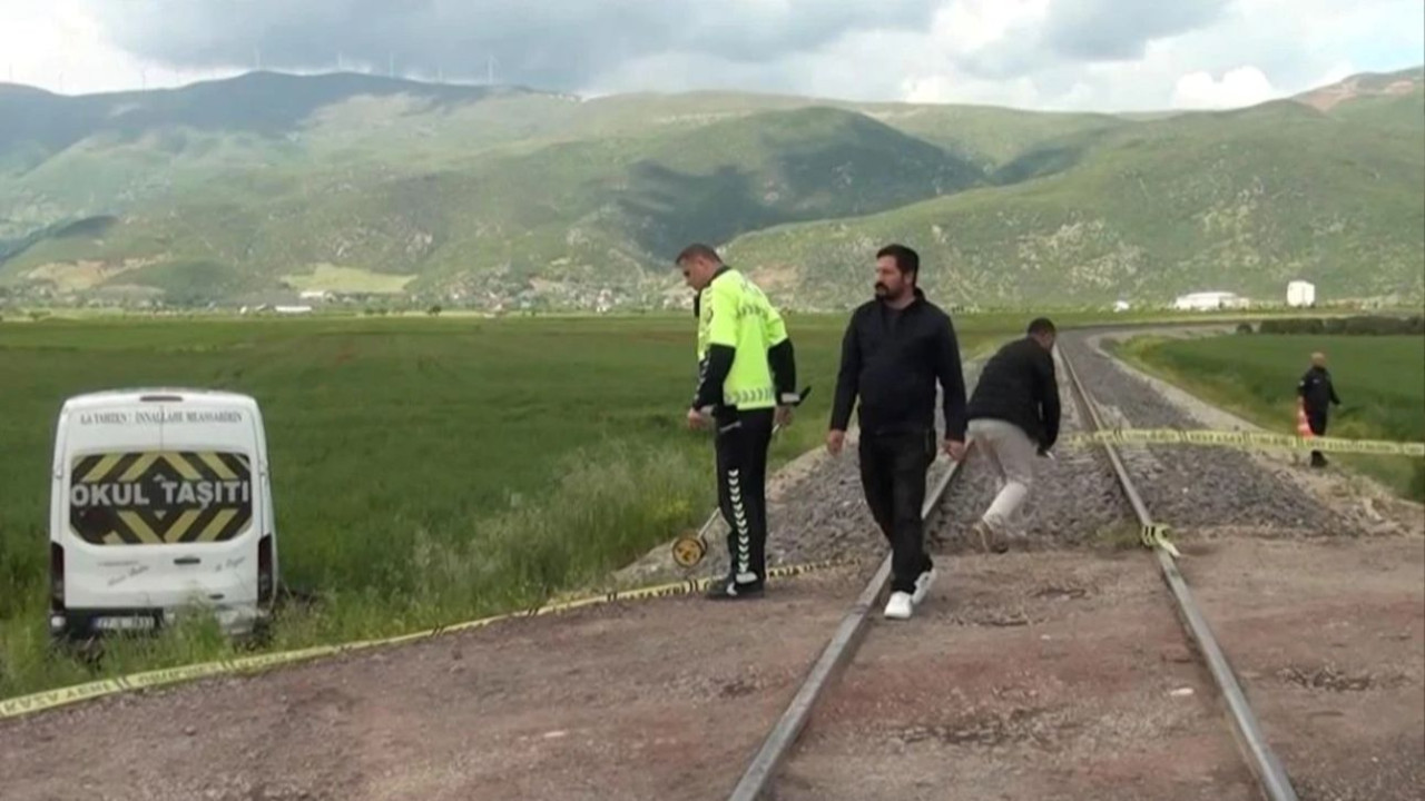 Gaziantep'te feci kaza: Tren öğrenci servisine çarptı!