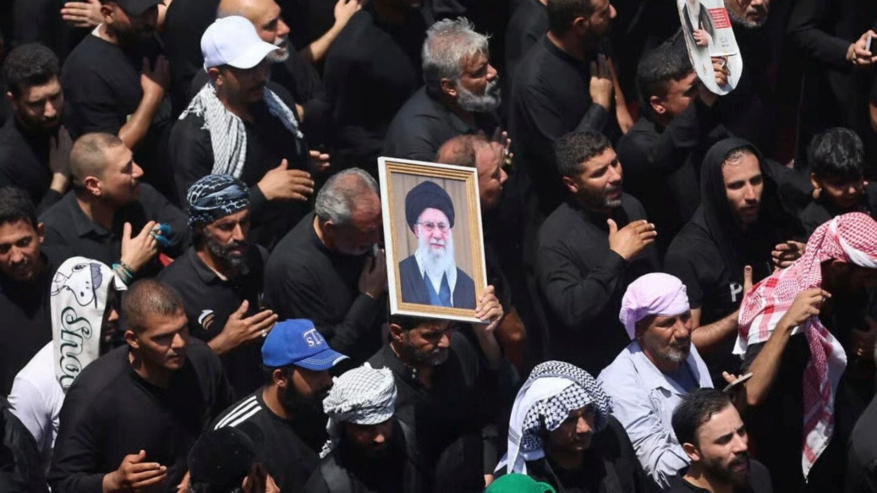 Hamaney'in cenazesi Irak'ta! Binlerce kişi katıldı