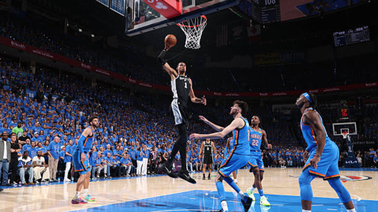 İki uzatma, büyük heyecan, tarihi performans! NBA’de geceye Spurs damga vurdu