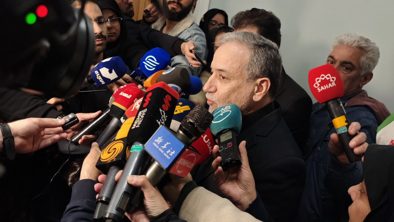İran'da sarsılmaz irade: İran Dışişleri Bakanı, patlama seslerine rağmen kürsüyü terk etmedi