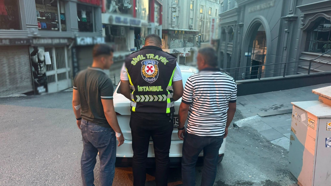 İstanbul’da trafikte dehşet! Taksinin camlarını kıran sürücü tutuklandı