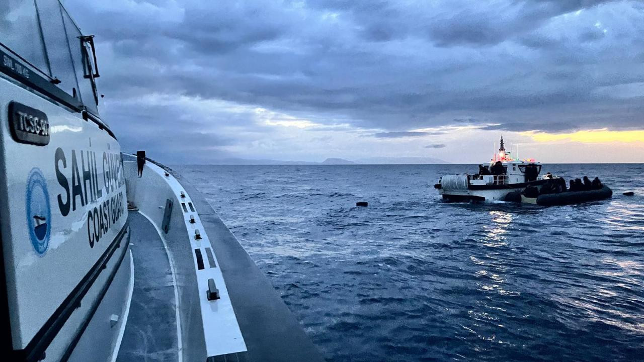 İzmir'de 24 düzensiz göçmen yakalandı, 35 göçmen kurtarıldı