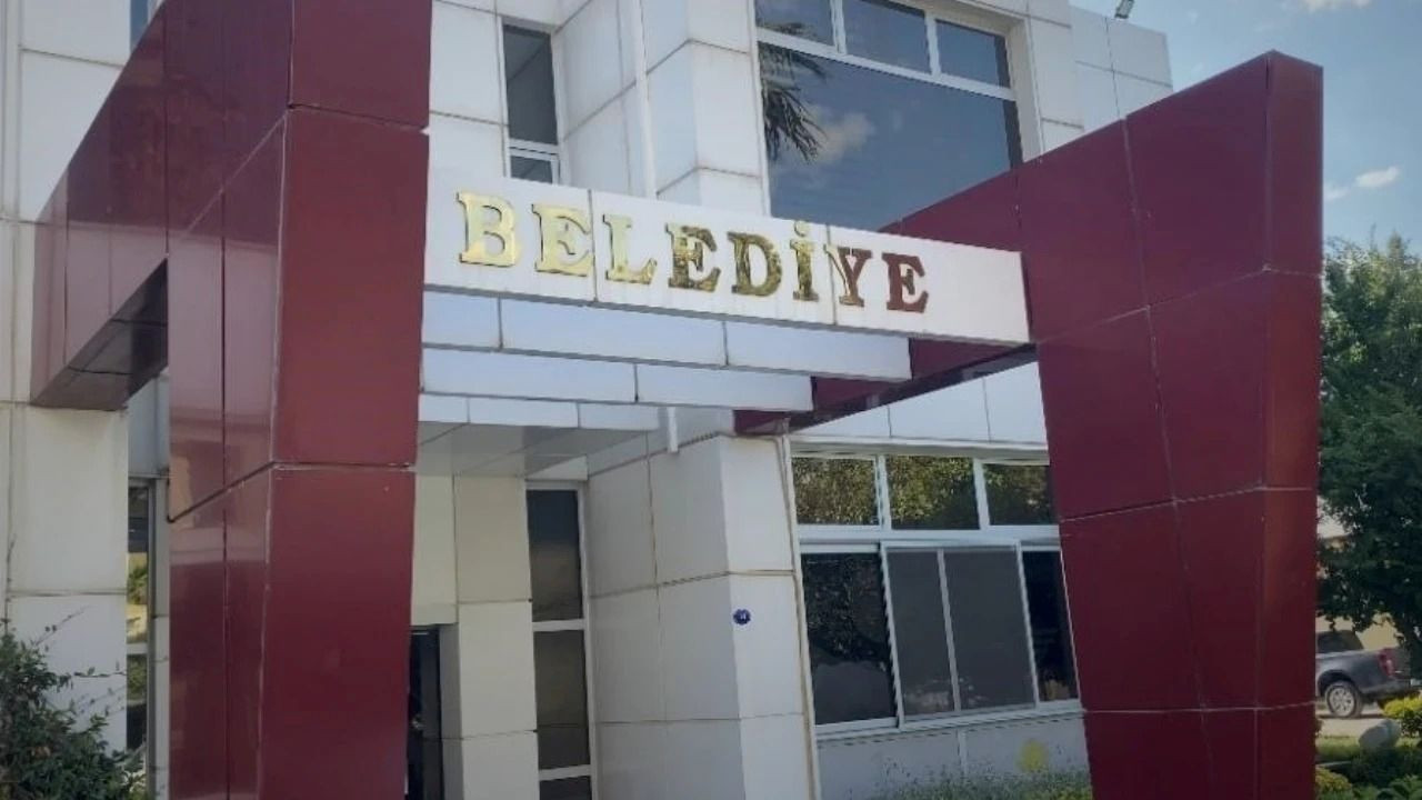 İzmir'de iki Belediyeye şafak operasyonu! Belediye Başkanları gözaltına alındı