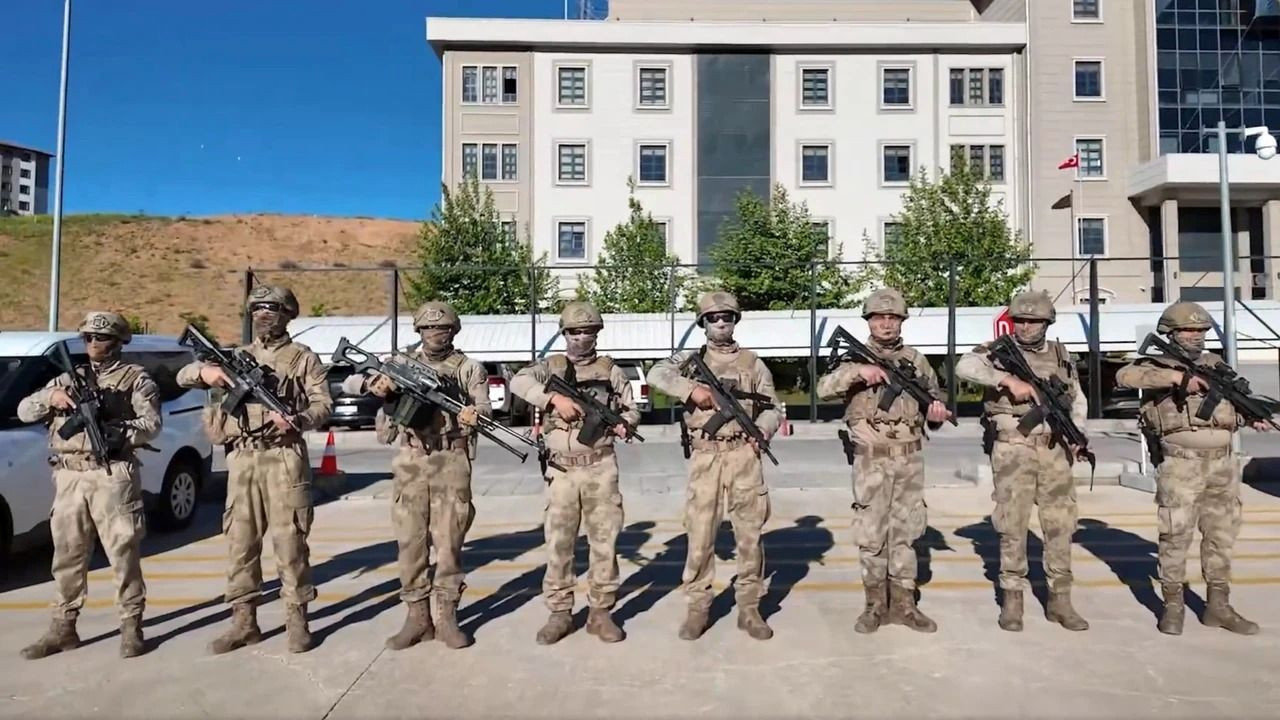 Jandarma 21 ilde düğmeye bastı! Dev DEAŞ operasyonunda 70 şüpheli yakalandı