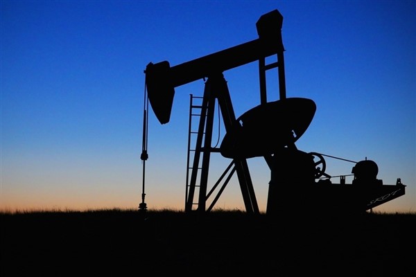 Jeopolitik belirsizlikler nedeniyle petrol fiyatları haftaya yükselişle başladı