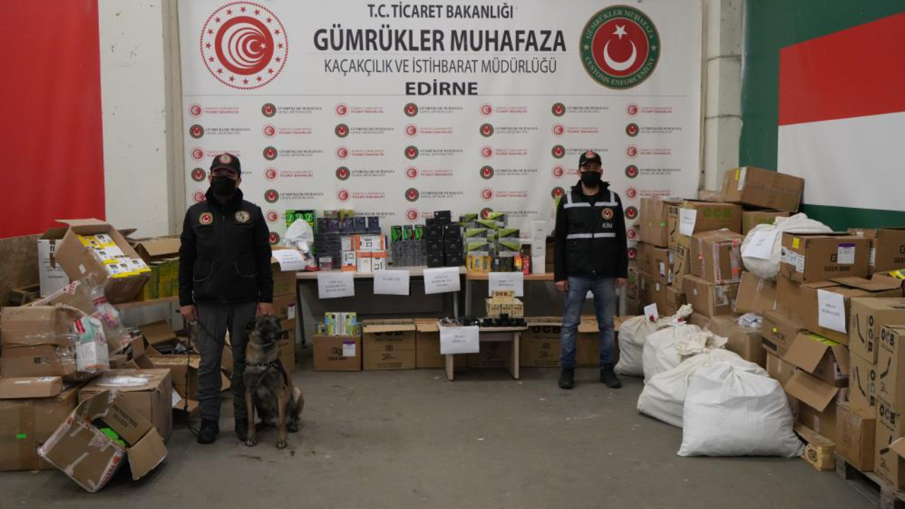 Kapıkule’de dev operasyon! Tırdan milyonluk kaçak ürün ve esrar çıktı