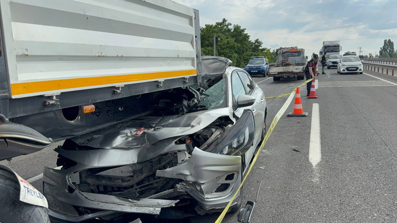 Karabük'te feci kaza! Tıra çarpan otomobilde 1 ölü, 8 yaralı
