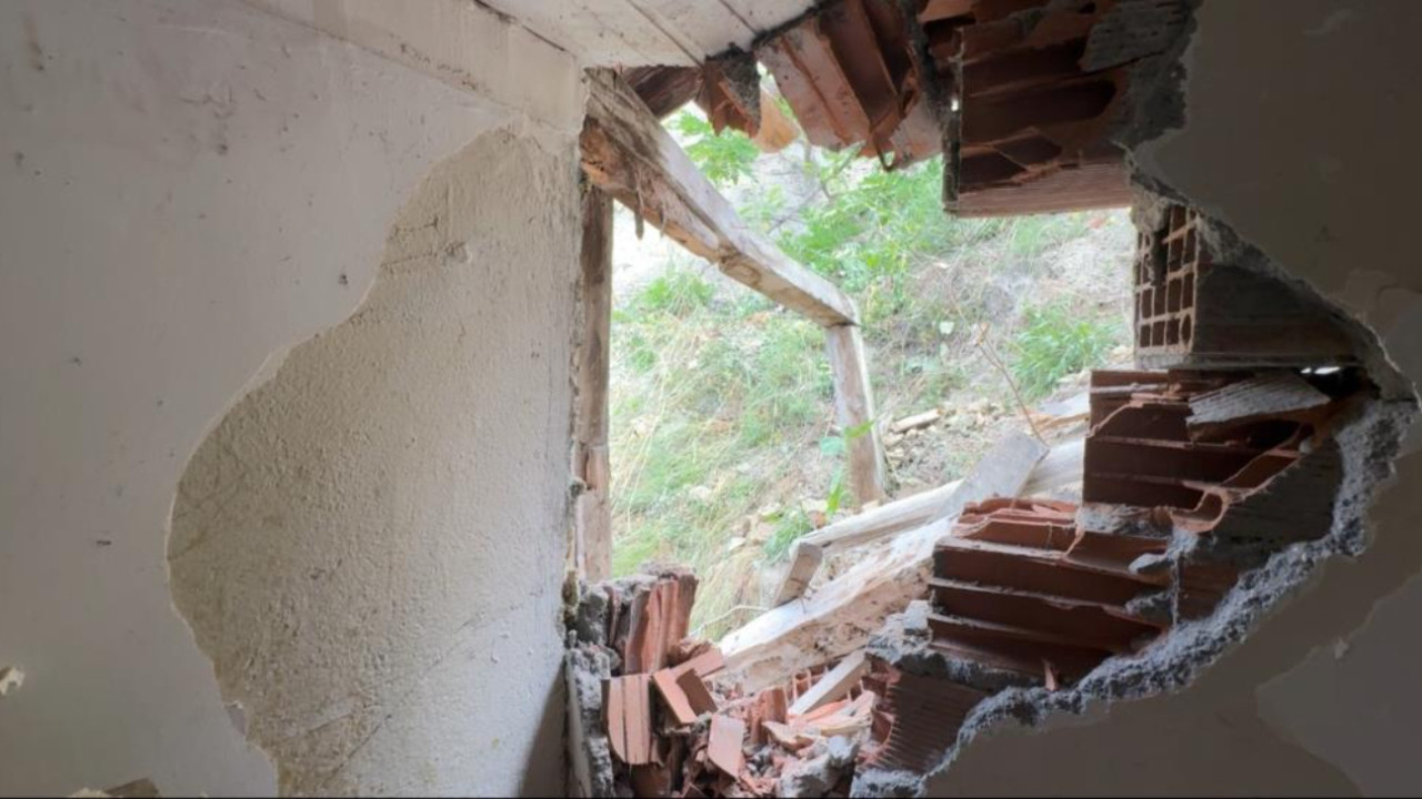 Karabük’te heyelan faciası: Yamaçtan kopan kayalar eve isabet etti
