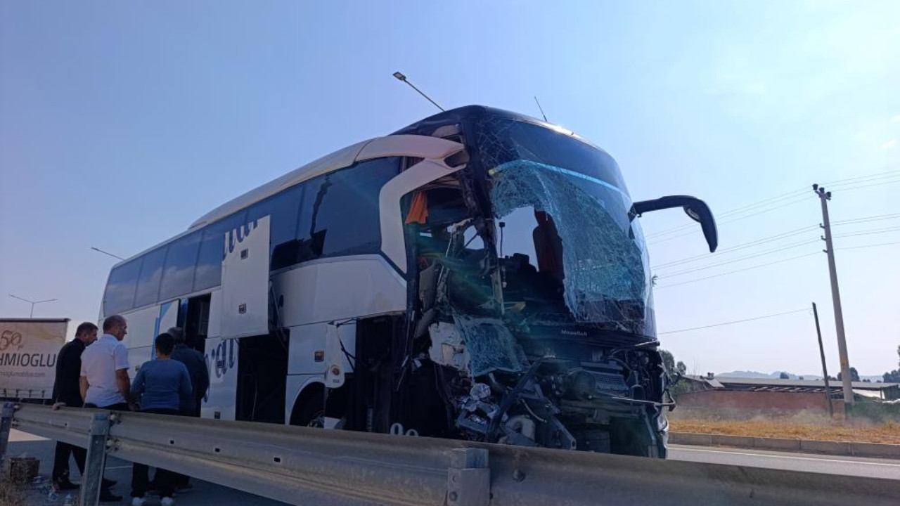 Katliam gibi kaza: Otobüs kamyonete çarptı: 1 ölü, 15 yaralı