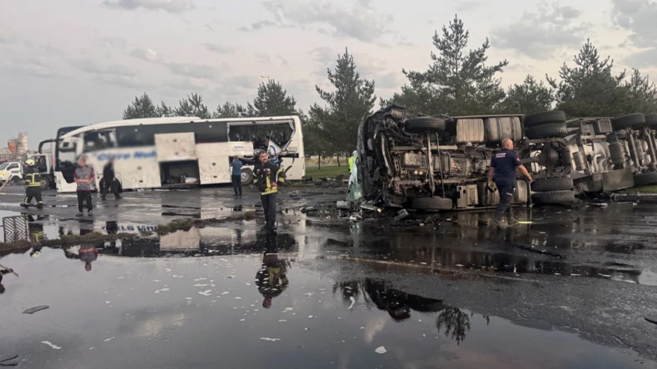 Kayseri'de feci kaza! Yolcu otobüsü ile benzin tankeri çarpıştı: 35 yaralı