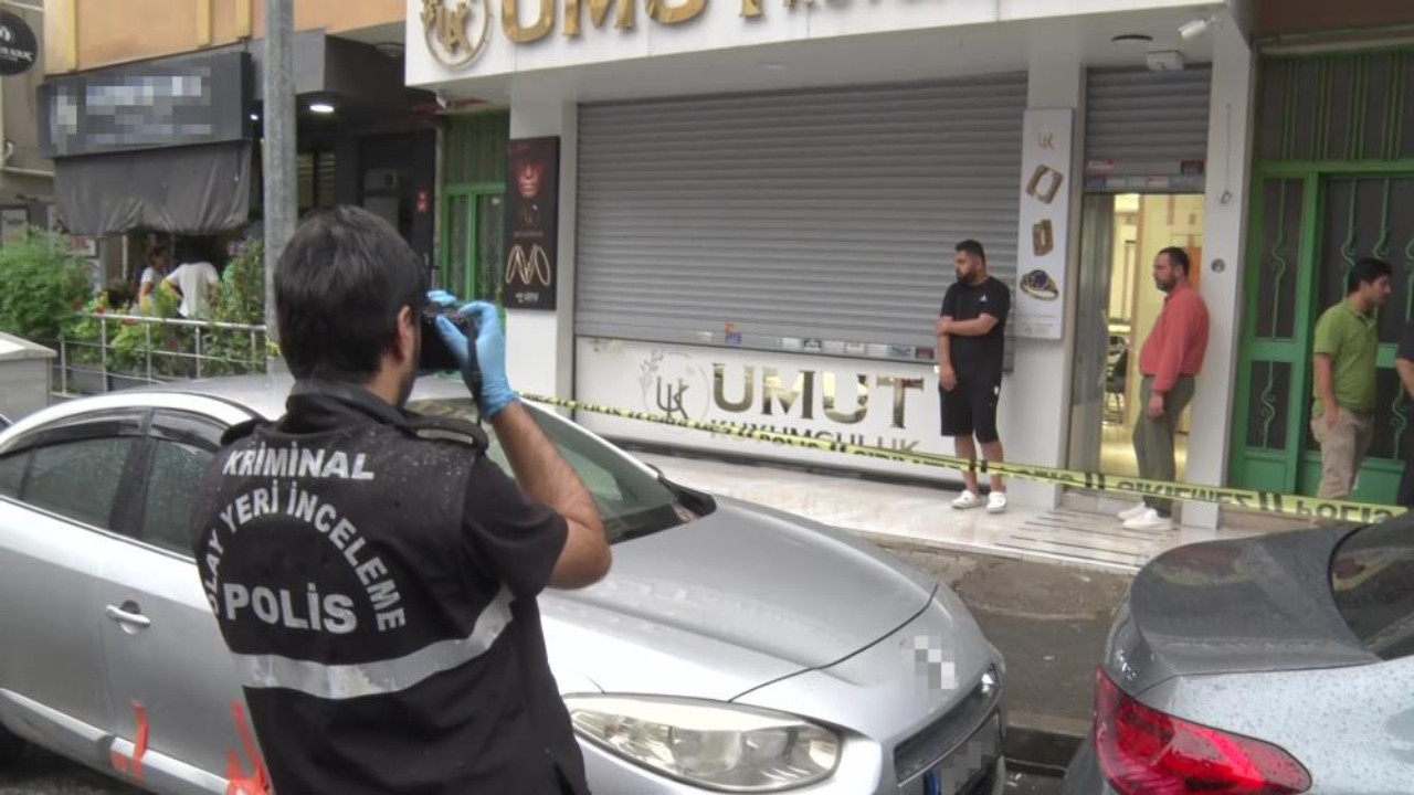Maltepe'de güpegündüz motosikletli dehşet! Maskeli soyguncular altınları alıp sırra kadem bastı...