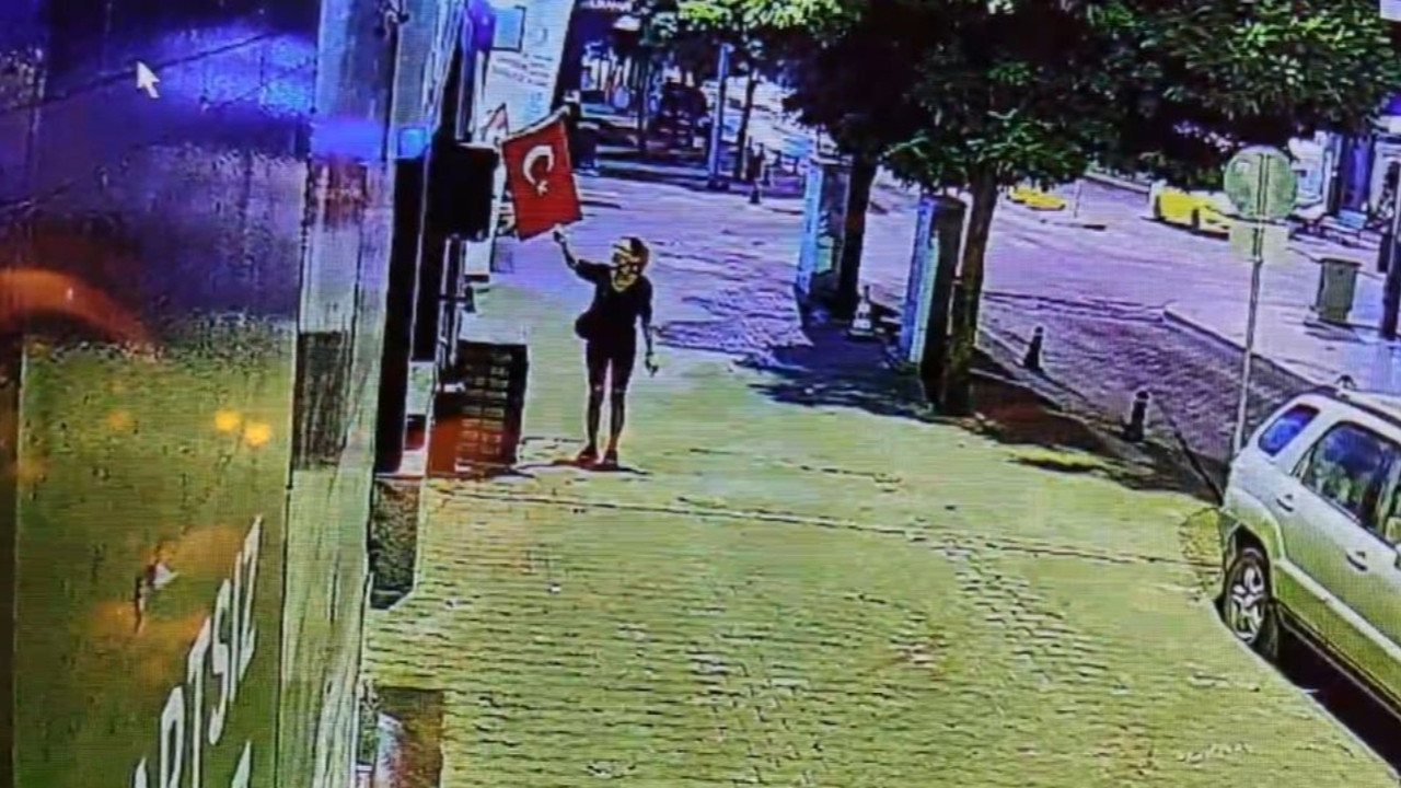 Muğla'da skandal girişim! Çantasından çıkardığı çakmakla Türk bayrağını yakmaya çalıştı!