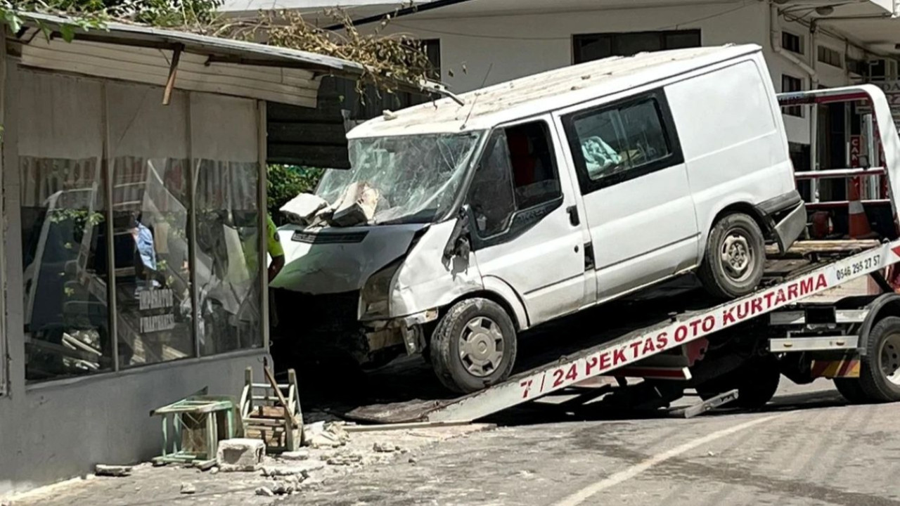 Osmaniye dehşet anları! Çarpışan minibüs kıraathaneye daldı: can kaybı var