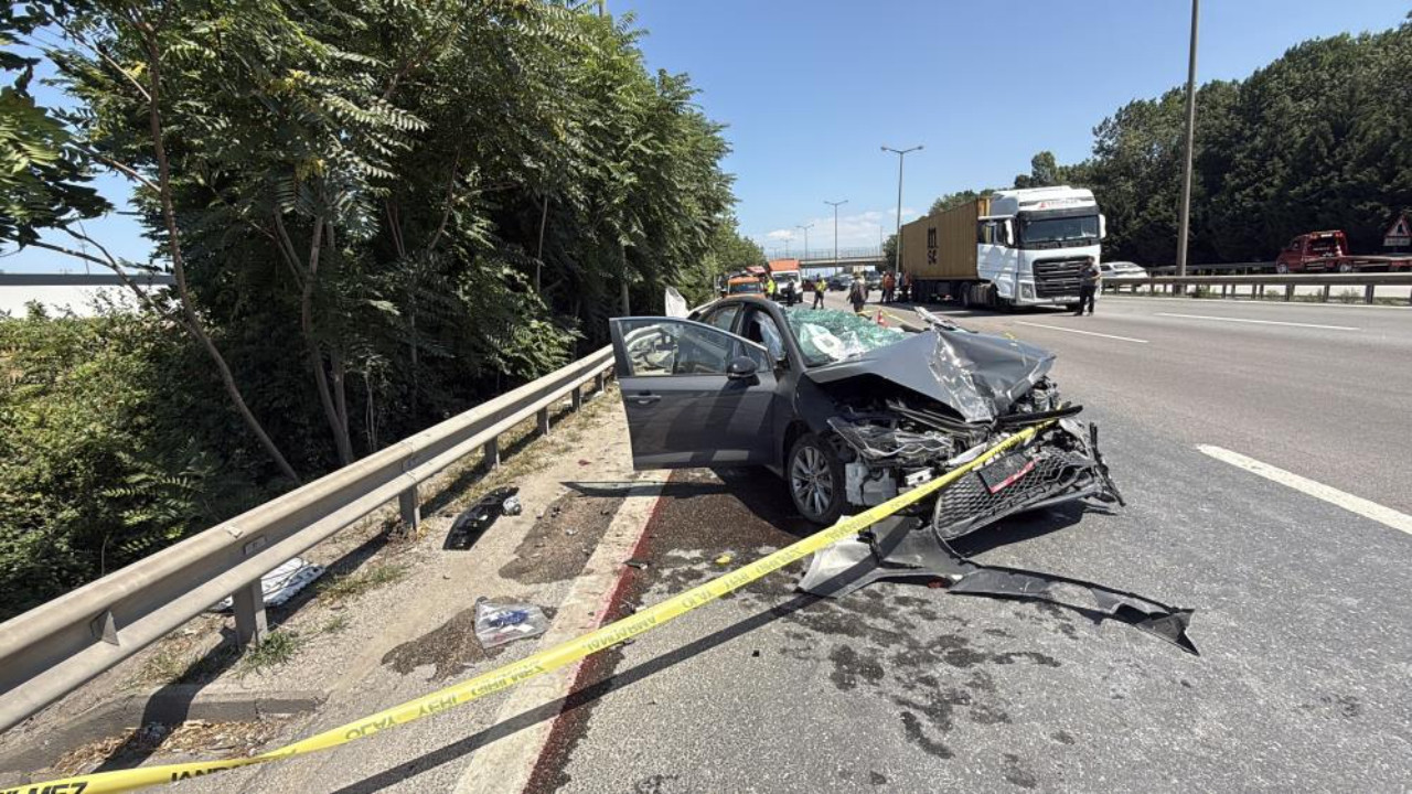 Otoyolda dehşet anları: Tavanı kopan otomobildeki uzman onbaşı kurtarılamadı!