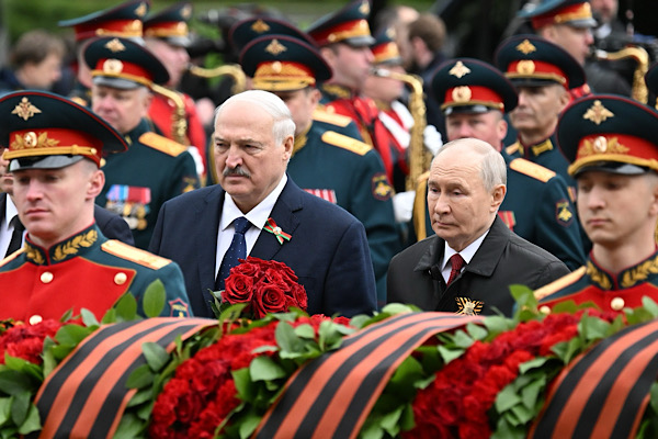 Rusya Devlet Başkanı Putin, Meçhul Asker Anıtı’na çiçek bıraktı