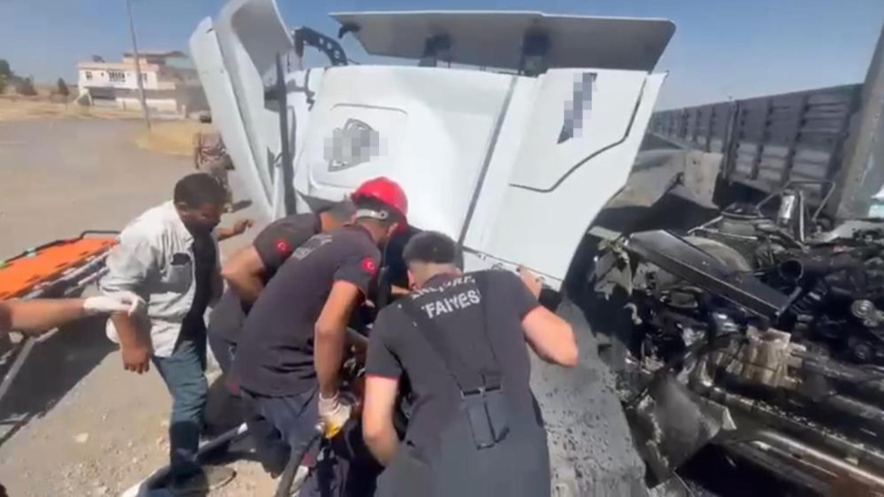 Şanlıurfa'da tır ile kamyon çarpıştı! 1 ölü, 1 yaralı