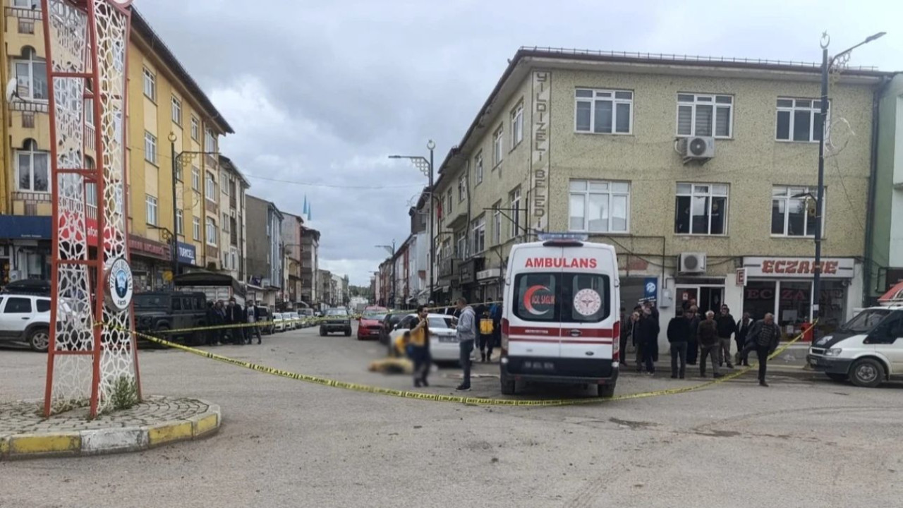 Sivas'ta kan donduran cinayet! İlçe meydanında yürüyen belediye çalışanına pusu