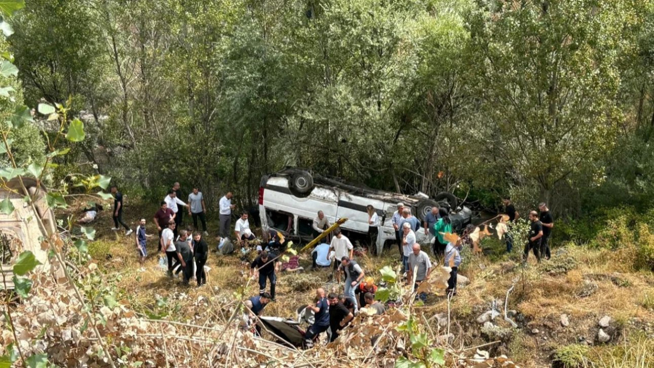 Sivas'ta yolcu minibüsü şarampole devrildi! 4 ölü, 4'ü ağır 10 yaralı