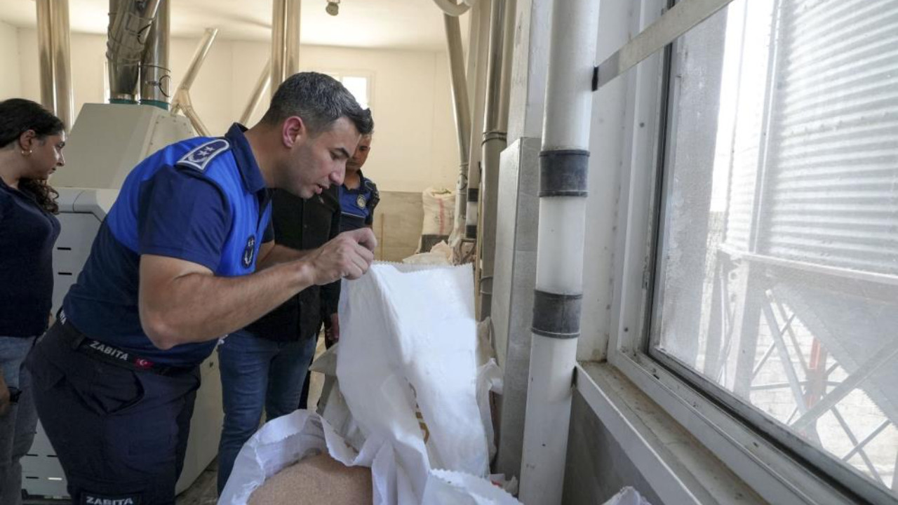 Tarsus’ta gıda skandalı! 30 ton böceklenmiş ve küflenmiş un imha edildi