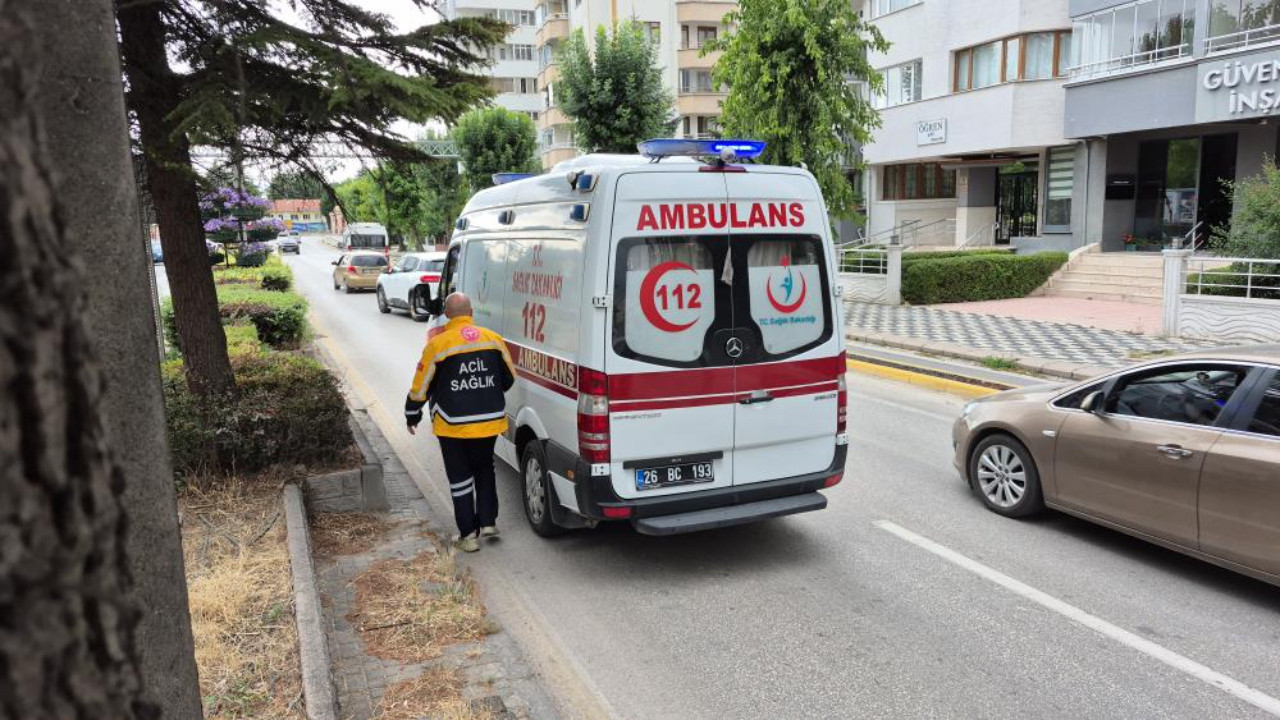 Torununu kurtarmak için kendi canını hiçe saydı! Yaya geçidinde dehşet...