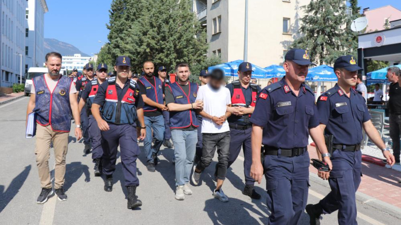 Yaşlı kadının 4,5 milyonunu çaldılar! Sosyal medyadan iş ilanıyla 'sahte polis' tutmuşlar...